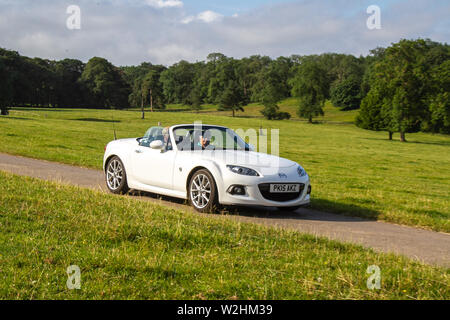 2015 blanc Mazda MX-5 I Roadster Sport TEC au Classic car Rally - Dimanche 7 juillet 2019. Le spectacle de voiture et de vélo classique de Mark Woodward, en été, s'est rendu à Carnforth pour présenter plus de classiques, d'historiques, de moteurs d'époque et de collectibles au salon de transport Leighton Hall de cette année. une occasion de voir plus de 500 véhicules classiques d'antan à l'un des spectacles les plus complets et les plus divers de l'événement de voiture classique d'été. Banque D'Images