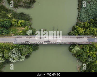 Kiev oblast, Ukraine. 7 juillet, 2019. (Note de l'éditeur : les images prises par un drone).Une vue aero du deuxième plus grand fleuve (Pivdennyi Buh) dans l'oblast de Kiev.La source de la rivière est à l'ouest de l'Ukraine, dans le Volyn-Podillia de montagne, environ 145 kilomètres (90 milles) de la frontière polonaise, à l'endroit où elle s'écoule en direction sud-est dans l'estuaire de Bug (bassin de la mer Noire) au sud des steppes. C'est 806 kilomètres (501 miles) de long et draine 63 700 kilomètres carrés Crédit : Mohammad Javad/Abjoushak SOPA Images/ZUMA/Alamy Fil Live News Banque D'Images