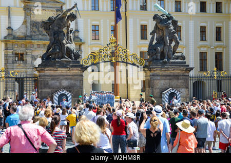 Prague, République tchèque - 27 juin 2019 : foule regardant la cérémonie traditionnelle de l'évolution de la garde d'honneur devant le Château de Prague. Service national, la garde d'honneur. Armée, Tchéquie. Banque D'Images