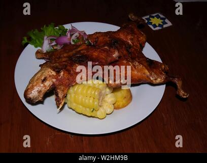 Vue rapprochée des grillades de cuy aka cobaye, un plat avec de la salade traditionnelle péruvienne Arequipa, Pérou Banque D'Images