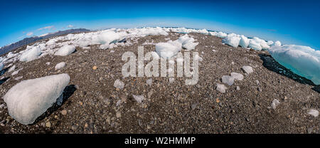 Fish eye view panoramique d'oceanic plage de sable noir appelé plage avec diamants de glace flottante, lagune glaciaire du Jökulsárlón, l'Islande, l'heure d'été, su Banque D'Images