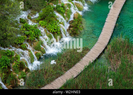 Se précipiter vers le bas des cascades d'eau douce pure les barrières naturelles dans le lac Kaluđerovac couleur azure au parc national des Lacs de Plitvice en Croatie Banque D'Images