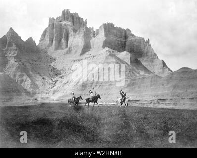 Edward S. Curtis indiens des États-Unis - Saisie de la Bad Lands. Trois Indiens sioux sur l'AC. 1905 Banque D'Images