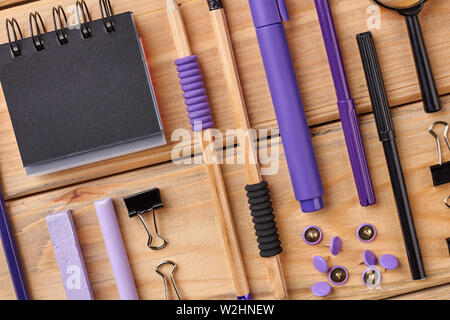Bloc-notes en spirale et fournitures de papeterie sur table en bois. Banque D'Images