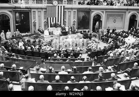 Roosevelt pays Lafayette un vibrant hommage. Le président Roosevelt qu'il a mené la nation hier en rendant hommage à Marquis de Lafayette à la cérémonie à l'occasion de la mort du français il y a 100 ans. Le président, à une session conjointe du Congrès est indiqué avec l'ambassadeur français de Laboulaye. À l'arrière sont Vice Président Garner et le Président Rainey ca. 1934 Banque D'Images