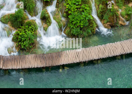 Se précipiter vers le bas des cascades d'eau douce pure les barrières naturelles dans le lac Kaluđerovac couleur azure au parc national des Lacs de Plitvice en Croatie Banque D'Images