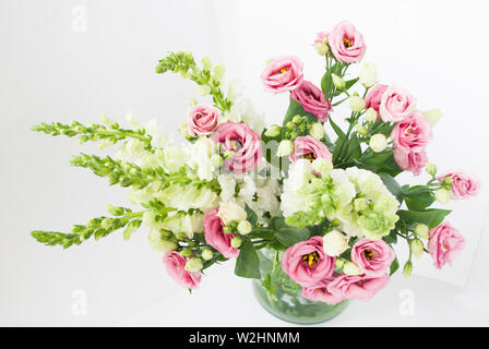 Bouquet de fleurs sur fond blanc wold close up. Bouquet de mariage. Fleurs pour mariée Banque D'Images