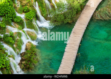 Se précipiter vers le bas des cascades d'eau douce pure les barrières naturelles dans le lac Kaluđerovac couleur azure au parc national des Lacs de Plitvice en Croatie Banque D'Images