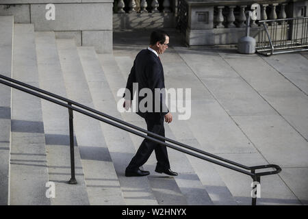 Washington, District de Columbia, Etats-Unis. 8 juillet, 2019. Secrétaire au Trésor des Etats-Unis Steven T. Mnuchin promenades d'accueillir l'Emir du Qatar, Cheikh Tamim bin Hamad Al Thani, au ministère du Trésor pour un dîner le 8 juillet 2019 à Washington, DC Credit : Oliver Contreras/CNP/ZUMA/Alamy Fil Live News Banque D'Images