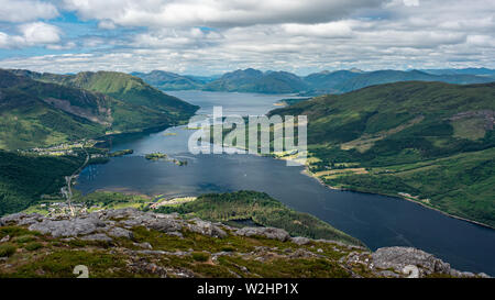 L'ouest depuis le sommet d'Sgorr na Ciche ou le Pap de Glencoe. Un prominient au-dessus du sommet du village de Glencoe dans les Highlands écossais Banque D'Images