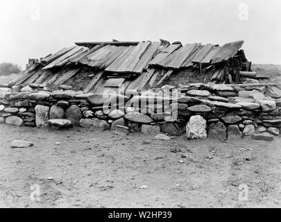 Edward S. Curtis indiens des États-Unis - Hupa sueur Chambre ca. 1923 Banque D'Images