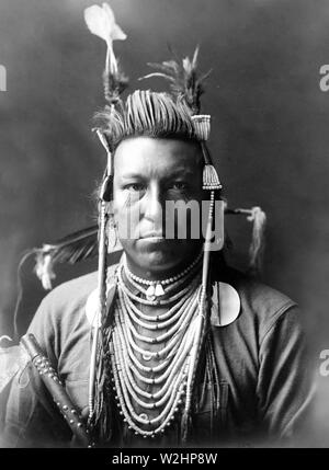 Edward S. Curtis indiens des États-Unis - Swallow Bird, Crow Indian, Montana ca. 1908 Banque D'Images