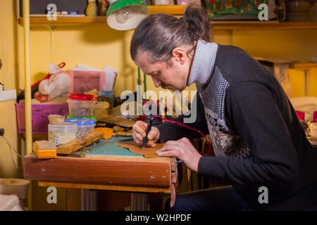 Skinner faire détails décoratifs sur terrain de jeu en cuir Banque D'Images