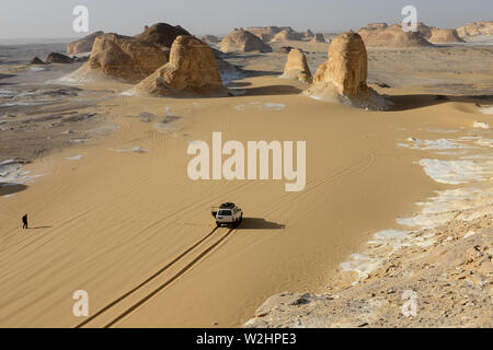 L'EGYPTE, Farafra, Nationalpark Désert Blanc, Naqb comme Sillim - col de l'Escalier , par le sable et l'érosion éolienne des falaises de craie et de calcaire en forme de Banque D'Images