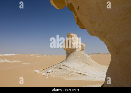 L'EGYPTE, Farafra, Nationalpark Désert Blanc , bizarre et unique de champignons blancs comme les roches de craie façonné par le vent et l'érosion du sable au cours du siècle dans la région de dunes de sable Banque D'Images