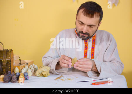 Potter faisant figure d'argile pour jeu de société Banque D'Images