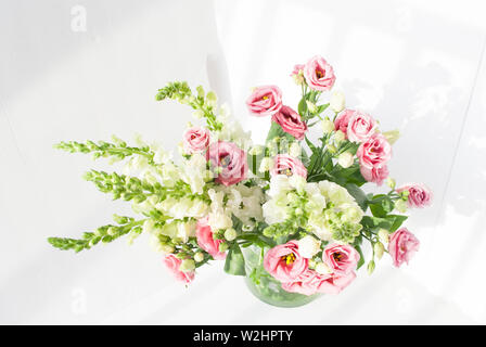 Bouquet de fleurs sur fond blanc wold close up. Bouquet de mariage. Fleurs pour mariée Banque D'Images