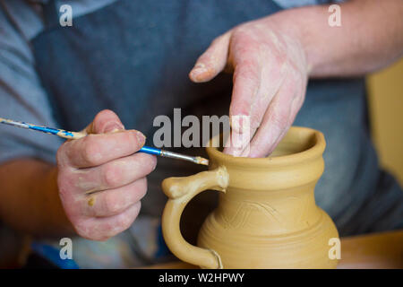 Professionnel hommes potter travaillant en atelier, studio Banque D'Images
