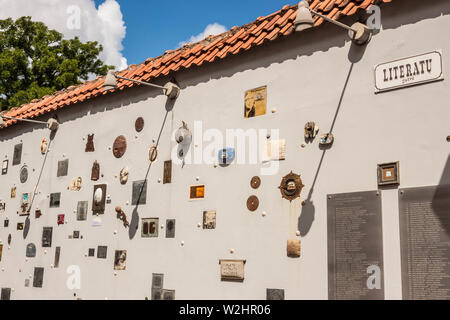 Vilnius, Lituanie - Juillet 24, 2018 : Literatu mur rue avec de nombreux artworks dédiés à de nombreux écrivains et poètes. Banque D'Images