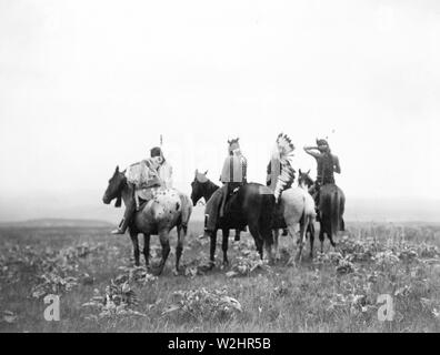 Edward S. Curtis indiens des États-Unis - Quatre Crow indiens, y compris une balle dans la main et Bull Chef, à cheval, Montana ca. 1905 Banque D'Images