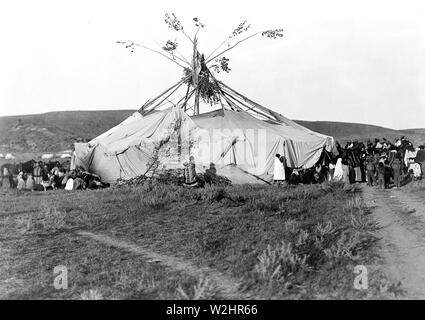 Edward S. Curtis indiens des États-Unis - Sun dance en cours--indiens Cheyenne ca. 1910 Banque D'Images