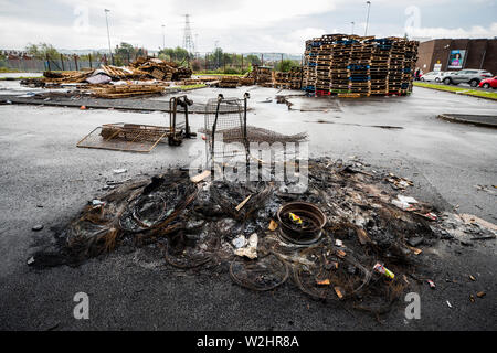 Restes de pneus brûlés d'un feu de nuit 11e litigieuses à Avoniel centre de loisirs à Belfast après un feu de pneus local constructeurs retirée après qu'un comité du Conseil de la ville de Belfast ont voté pour envoyer dans les entrepreneurs pour retirer le document. Banque D'Images