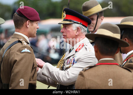 Le Prince de Galles présente les médailles de service pour récent déploiement en Afghanistan au cours d'une visite au 1er Bataillon, The Royal Gurkha Rifles, qui célèbrent le 25e anniversaire de leur formation, à Sir John Moore Barracks, Shorncliffe, Folkestone. Banque D'Images