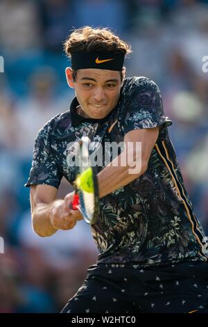 Taylor Fritz de USA en jouant deux revers remis contre Kyle Edmund de GBR au Nature Valley International 2019, le Devonshire Park, Eastbourne - Angleterre. Banque D'Images