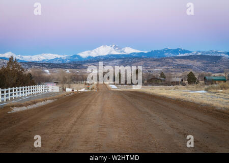 Un chemin de terre mène à Longs Peak dans le nord du Colorado sur un beau matin d'hiver Banque D'Images