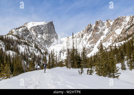 Randonnées d'hiver dans le Parc National des Montagnes Rocheuses en direction de Dream Lake et le lac Emerald Banque D'Images