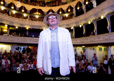 Cinéaste tchèque Vladimir Smutny assiste au Théâtre Municipal de Karlovy Vary pour le gala du film tchécoslovaque de l'année 1983 la fin de Berhof durant la 54e Festival International du Film de Karlovy Vary, République tchèque, le 4 juillet 2019. (Photo/CTK Katerina Sulova) Banque D'Images