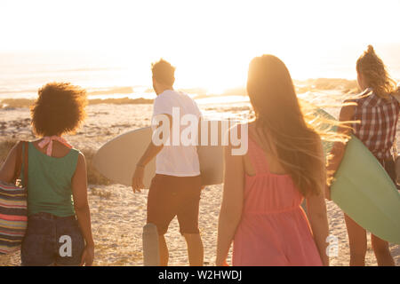 Groupe d'amis à marcher en direction de la plage Banque D'Images