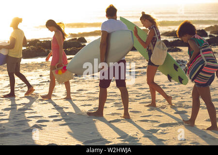 Groupe d'amis à marcher en direction de la plage Banque D'Images