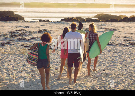 Groupe d'amis à marcher en direction de la plage Banque D'Images