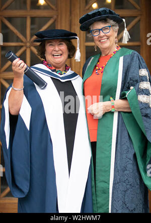 Prue Leith (gauche), Chancelier de l'Université Queen Margaret, et le juge sur la série TV 'The Great British Bake Off', rejoint diplômé honoraire Mairi O'Keefe, à la Usher Hall, Edinburgh. Banque D'Images