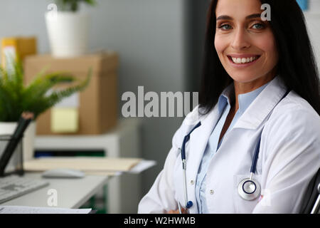 Indian female portrait médecin hôpital aganist Banque D'Images