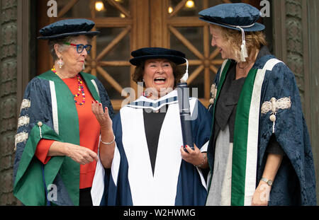 Prue Leith (gauche), Chancelier de l'Université Queen Margaret, et le juge sur la série TV 'The Great British Bake Off', rejoint diplômé honoraire Mairi O'Keefe (centre) et le Professeur Principal Wend Petra (à droite), à la Usher Hall, Edinburgh. Banque D'Images