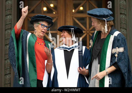 Prue Leith (gauche), Chancelier de l'Université Queen Margaret, et le juge sur la série TV 'The Great British Bake Off', rejoint diplômé honoraire Mairi O'Keefe (centre) et le Professeur Principal Wend Petra (à droite), à la Usher Hall, Edinburgh. Banque D'Images