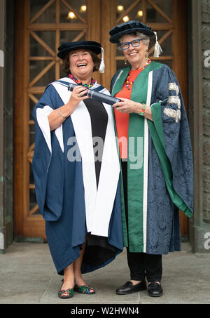 Prue Leith (gauche), Chancelier de l'Université Queen Margaret, et le juge sur la série TV 'The Great British Bake Off', rejoint diplômé honoraire Mairi O'Keefe, à la Usher Hall, Edinburgh. Banque D'Images