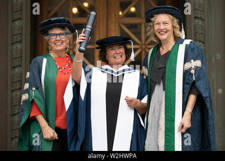 Prue Leith (gauche), Chancelier de l'Université Queen Margaret, et le juge sur la série TV 'The Great British Bake Off', rejoint diplômé honoraire Mairi O'Keefe (centre) et le Professeur Principal Wend Petra (à droite), à la Usher Hall, Edinburgh. Banque D'Images