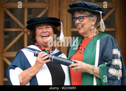 Prue Leith (gauche), Chancelier de l'Université Queen Margaret, et le juge sur la série TV 'The Great British Bake Off', rejoint diplômé honoraire Mairi O'Keefe, à la Usher Hall, Edinburgh. Banque D'Images