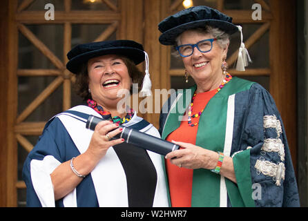 Prue Leith (gauche), Chancelier de l'Université Queen Margaret, et le juge sur la série TV 'The Great British Bake Off', rejoint diplômé honoraire Mairi O'Keefe, à la Usher Hall, Edinburgh. Banque D'Images