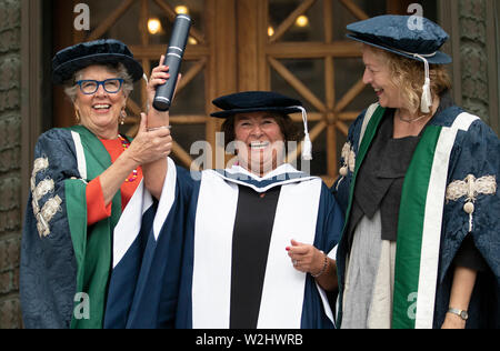 Prue Leith (gauche), Chancelier de l'Université Queen Margaret, et le juge sur la série TV 'The Great British Bake Off', rejoint diplômé honoraire Mairi O'Keefe (centre) et le Professeur Principal Wend Petra (à droite), à la Usher Hall, Edinburgh. Banque D'Images