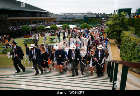 Londres, Grande-Bretagne. 09 juillet 2019. Le premier groupe de spectateurs arrivent au cours de la huitième journée de la Tennis de Wimbledon 2019 à Londres, en Grande-Bretagne, le 9 juillet 2019. Credit : Han Yan/Xinhua/Alamy Live News Banque D'Images