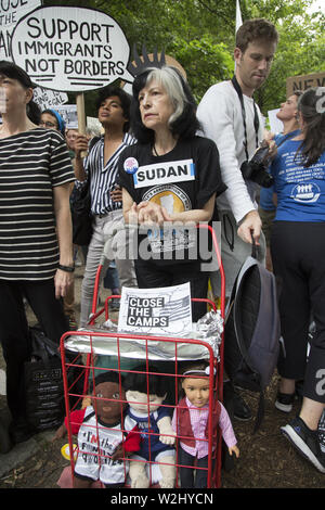 Les New-yorkais se rassemblent en face du Sénateur Chuck Schumer's home à Park Slope, Brooklyn, NY sur une journée nationale de protestation concernant la façon dont les demandeurs d'asile, en particulier les enfants sont traités dans les camps d'inhumation le long de la frontière mexicaine. Le gouvernement n'avance pas assez vite pour atténuer les conditions inhumaines. Ils ont scandé "fermer les camps." Banque D'Images