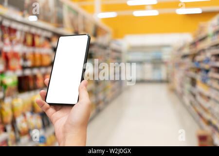 Image Femme de maquette hand holding smartphones mobiles écran blanc isolé pour la conception de maquettes et autres app afficher l'arrière-plan. Design graphique montag Banque D'Images