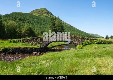 Butterbridge, un vieux pont voûté unique en pierre, plus Kinglas Kinglas dans de l'eau Glen, Argyll and Bute, Ecosse, Royaume-Uni Banque D'Images