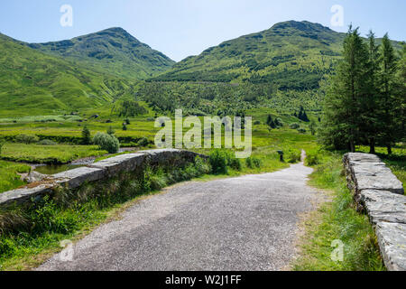 Butterbridge, un vieux pont voûté unique en pierre, plus Kinglas Kinglas dans de l'eau Glen, Argyll and Bute, Ecosse, Royaume-Uni Banque D'Images