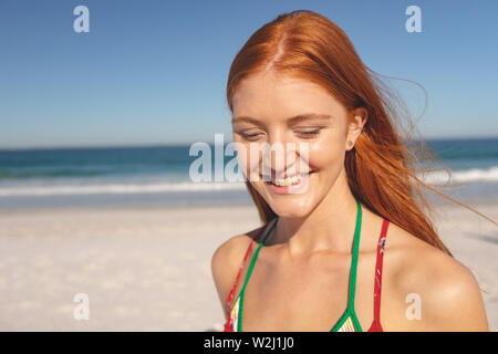 Happy woman standing on the beach Banque D'Images