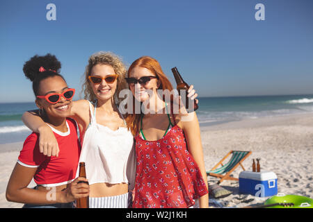 Groupe d'amis féminins debout ensemble sur la plage Banque D'Images